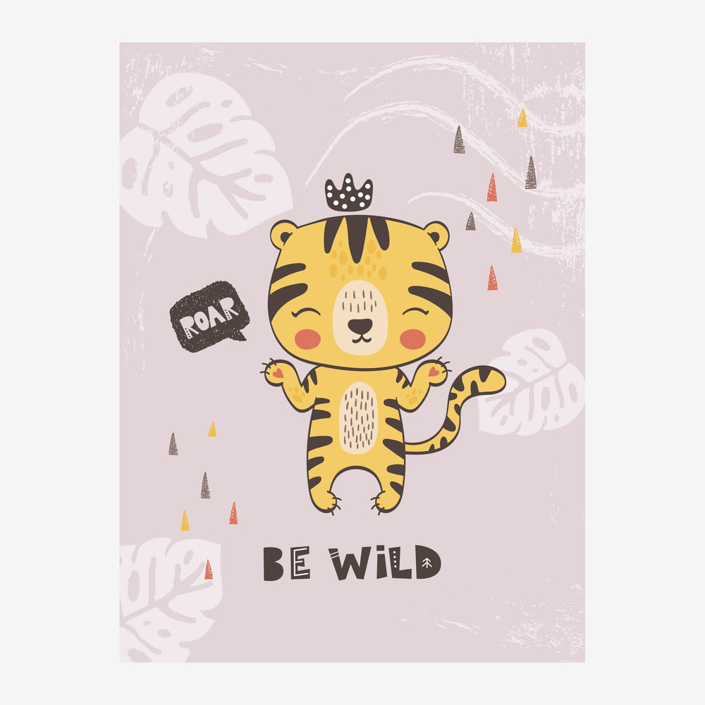 Un jeune tigre jaune aux rayures noires, portant une couronne, sourit en levant les pattes sur fond rose avec des feuilles.