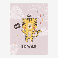 Un jeune tigre jaune aux rayures noires, portant une couronne, sourit en levant les pattes sur fond rose avec des feuilles.