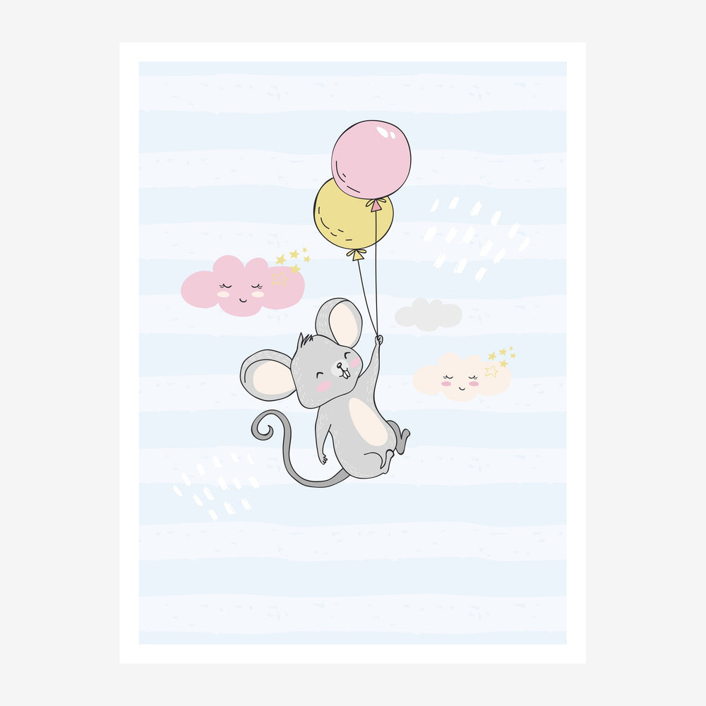 Une petite souris grise tient deux ballons roses et jaunes, flottant parmi des nuages souriants sur un fond bleu ciel pâle.