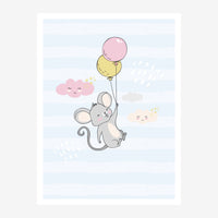 Une petite souris grise tient deux ballons roses et jaunes, flottant parmi des nuages souriants sur un fond bleu ciel pâle.
