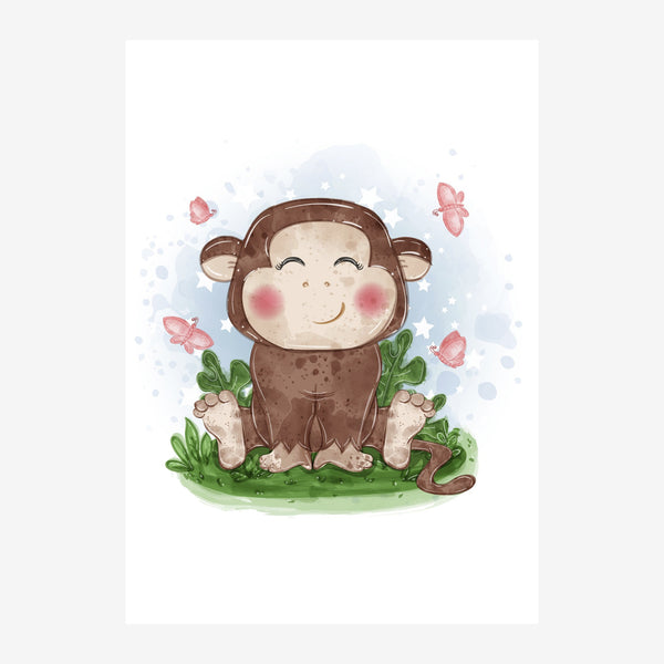 Un jeune singe au pelage marron assis sur l'herbe verte, souriant avec les joues roses, entouré de papillons roses et de.