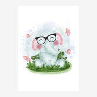 Illustration d'un jeune éléphant gris-blanc portant des lunettes rondes noires, assis dans l'herbe verte, entouré de petites.