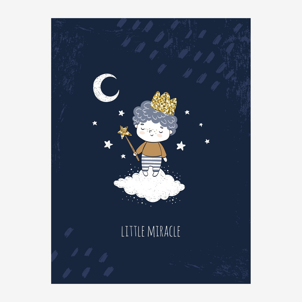 Affiche illustrant un enfant aux cheveux gris couronnés, debout sur un nuage, tenant une baguette étoilée dorée, sur un fond.