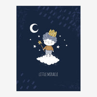 Affiche illustrant un enfant aux cheveux gris couronnés, debout sur un nuage, tenant une baguette étoilée dorée, sur un fond.