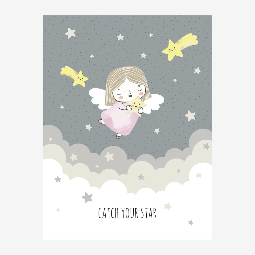 Une petite fille ailée aux cheveux châtain, vêtue d'une robe rose, flotte dans un ciel gris semé d'étoiles et tient une.