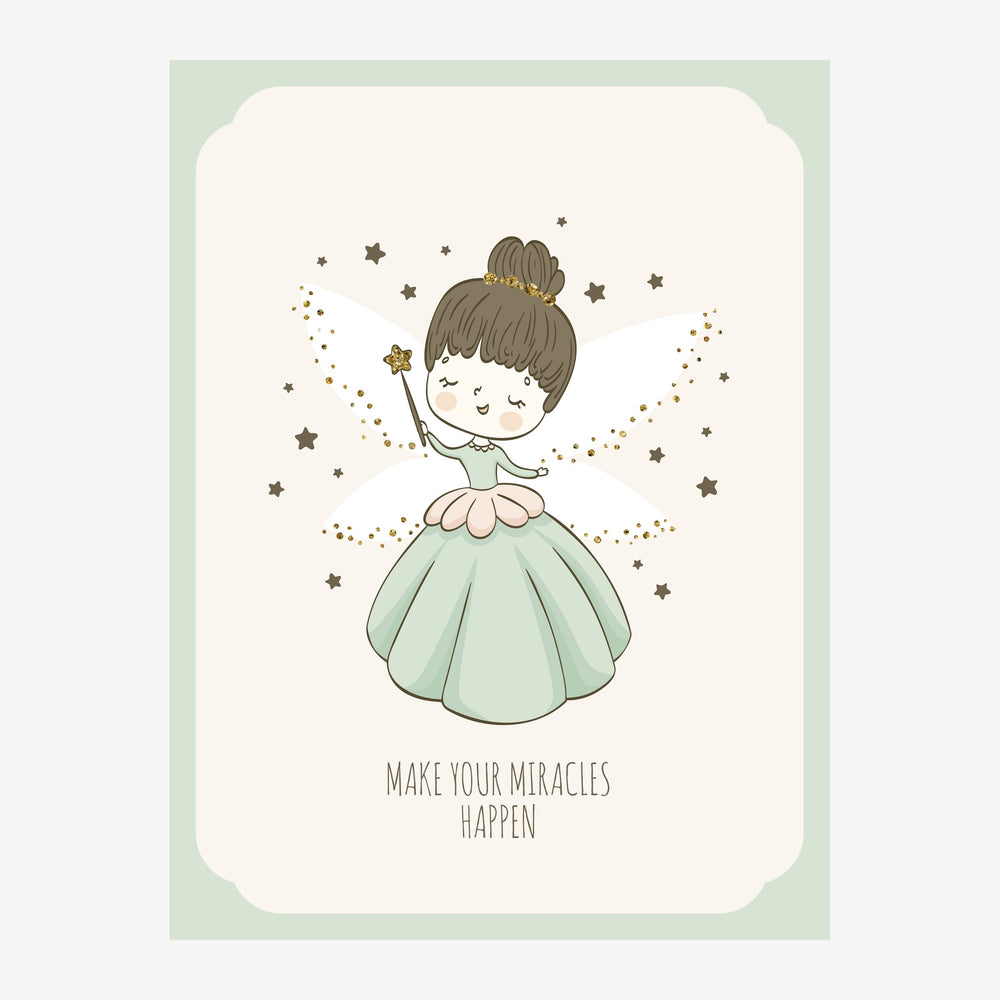 Une jeune fée souriante en robe vert pâle, cheveux attachés en chignon, tient une baguette magique et sourit les yeux.