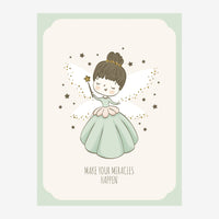 Une jeune fée souriante en robe vert pâle, cheveux attachés en chignon, tient une baguette magique et sourit les yeux.