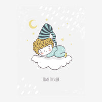 Un enfant aux cheveux blonds bouclés, portant une toque rayée bleu et blanc, dort paisiblement allongé sur un nuage blanc..