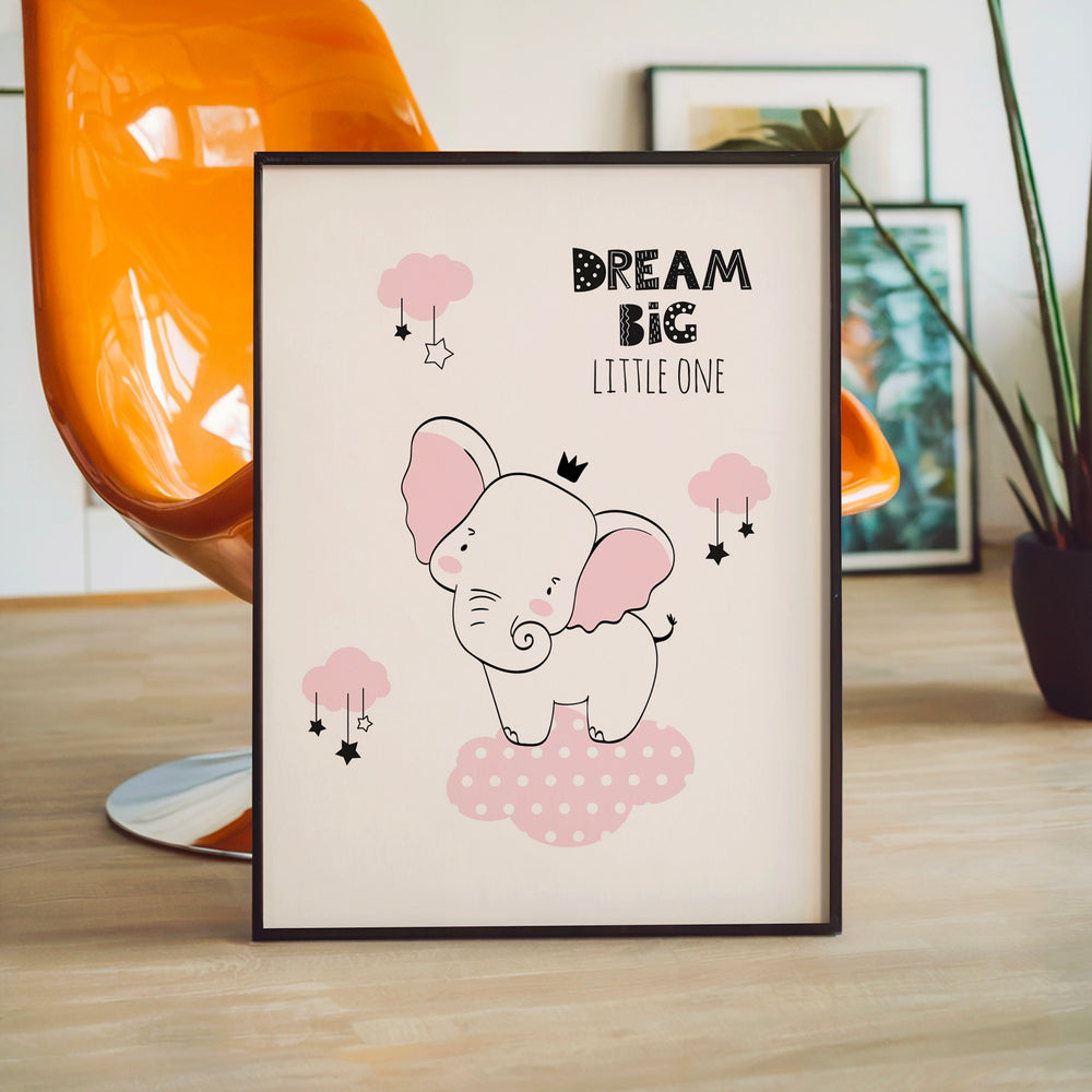 L'impression présentée en poster, sans encadrement, sur un mur neutre.
