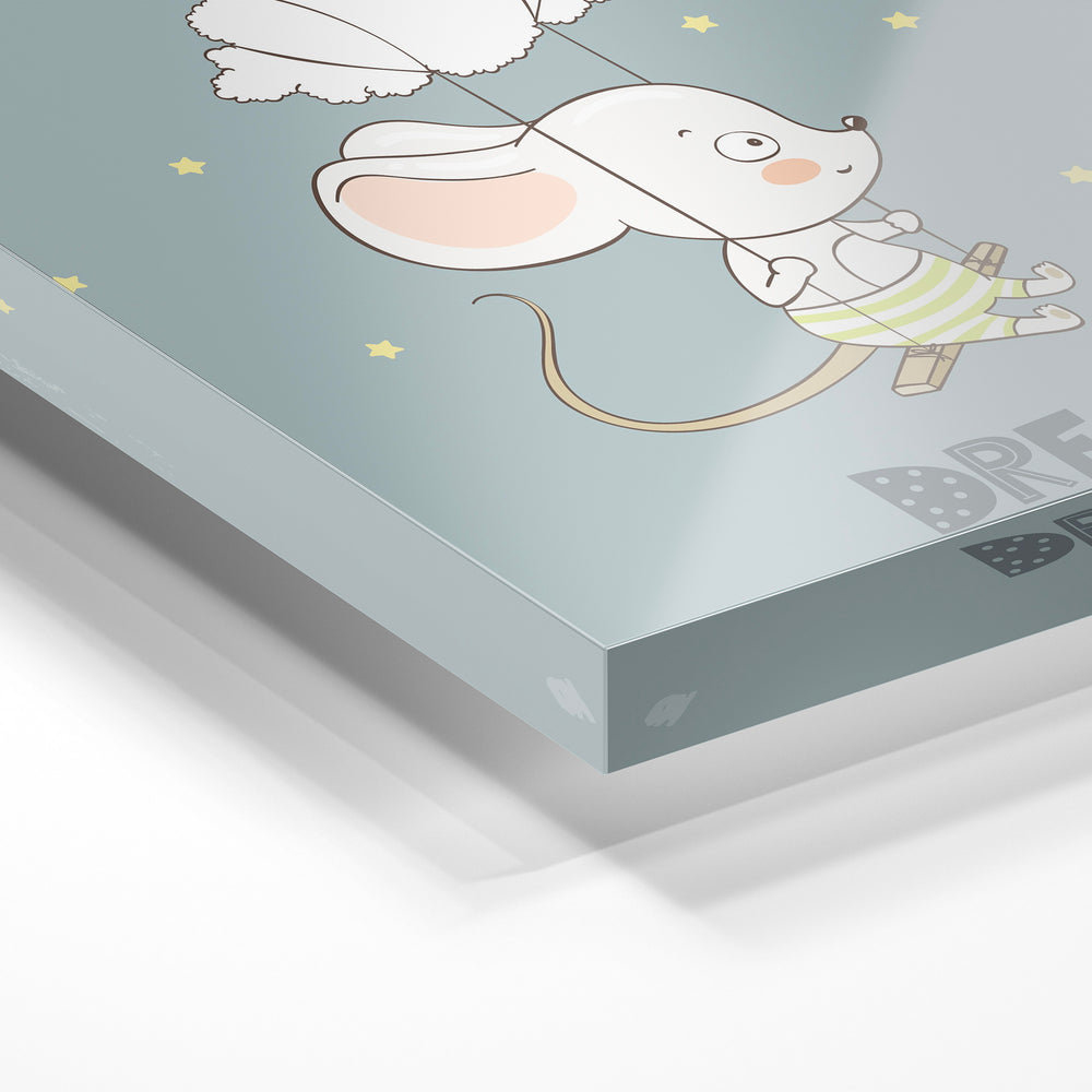 Gros plan de la matière : le tirage sous verre acrylique, tranche transparente visible.