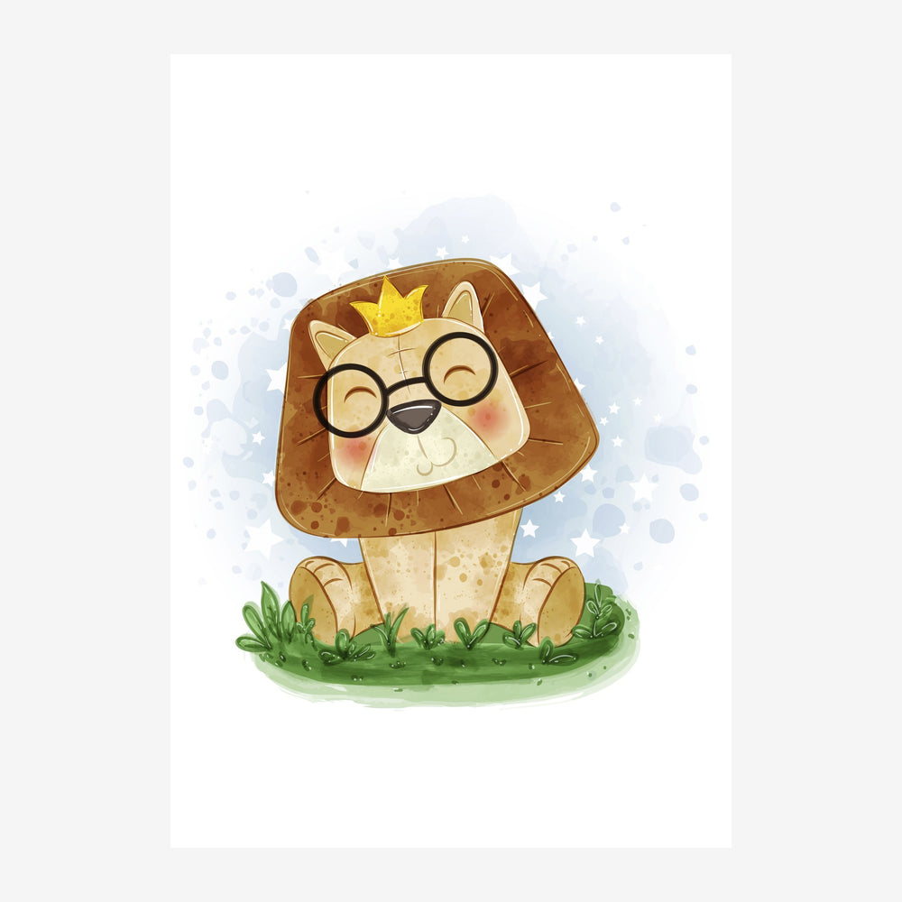 Illustration d'un petit lion avec lunettes rondes noires, une couronne jaune sur la tête, assis sur de l'herbe verte.