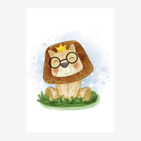 Illustration d'un petit lion avec lunettes rondes noires, une couronne jaune sur la tête, assis sur de l'herbe verte.