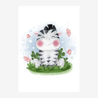 Illustration d'un jeune zèbre blanc et noir avec un sourire heureux, assis dans l'herbe verte, entouré de fleurs roses et.