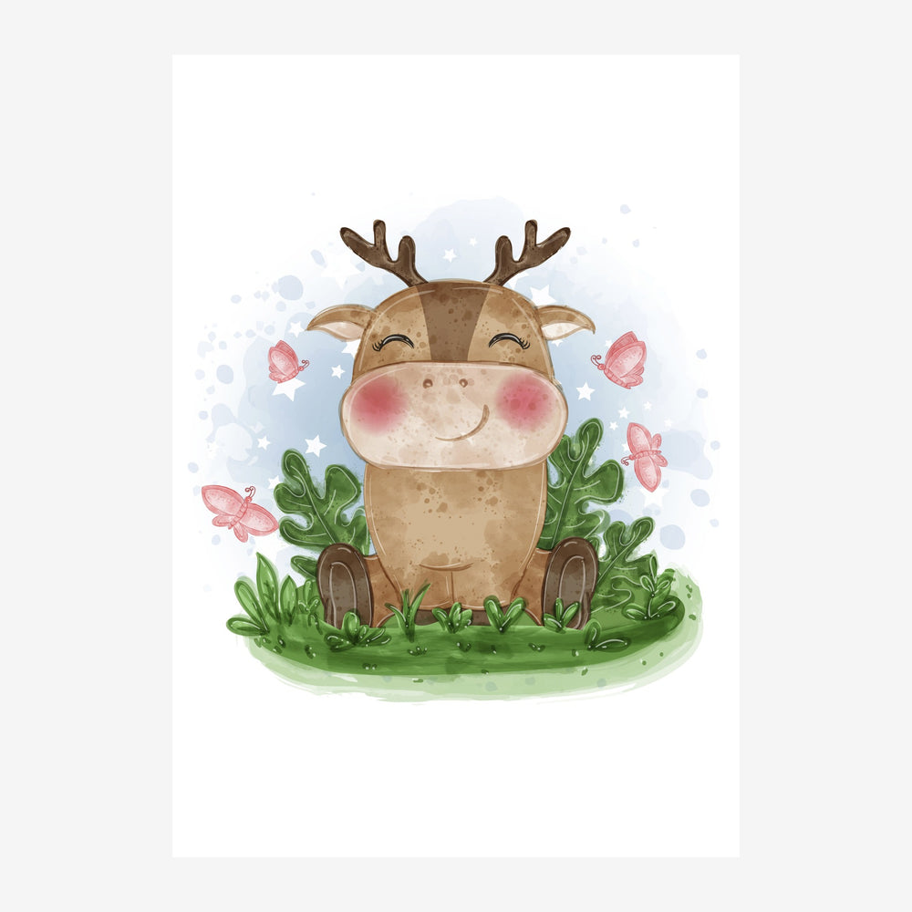 Petit cerf marron aux grands yeux fermés et aux joues roses, assis dans l'herbe verte avec des fleurs roses et des papillons.