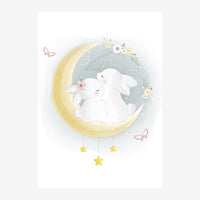 Deux lapins blancs endormis côte à côte, assis sur un croissant de lune jaune avec étoiles dorées pendantes, fleurs et.