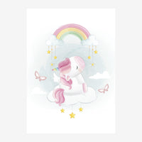 Une licorne blanc et rose assise sur un nuage, regardant vers un arc-en-ciel pastel entouré d'étoiles dorées suspendues et.