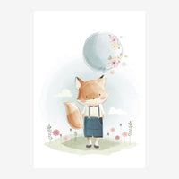 Un renard brun clair en salopette bleu-gris tient un ballon transparent rempli de petites fleurs roses et jaunes, debout.