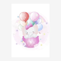 Un petit éléphant blanc avec un nœud rose vole dans une nacelle rose attachée à plusieurs ballons colorés pastels, entouré.