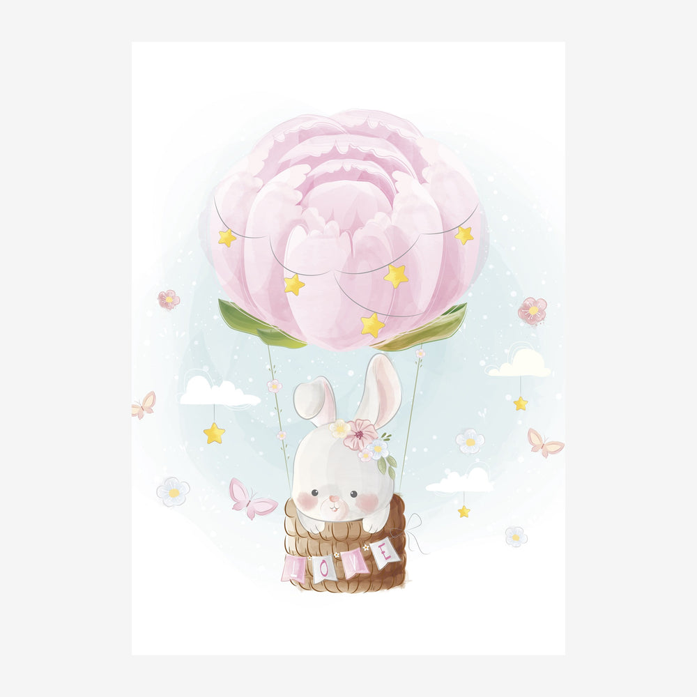 Illustration d'un petit lapin blanc dans un panier en osier attaché à une montgolfière rose en forme de fleur, entouré.