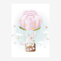 Illustration d'un petit lapin blanc dans un panier en osier attaché à une montgolfière rose en forme de fleur, entouré.