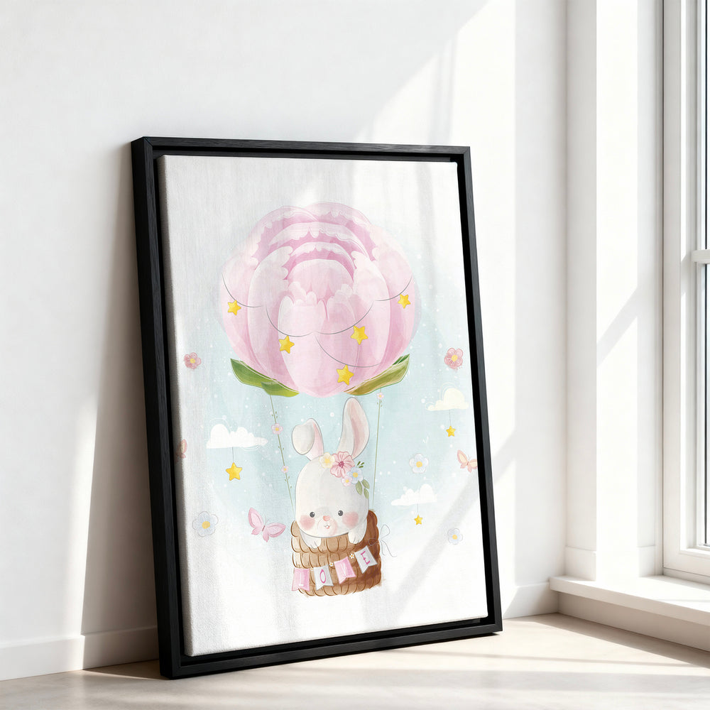 Le tableau accroché en situation dans un intérieur meublé.