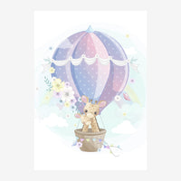 Une girafe mignonne sourit dans un panier en osier suspendu sous un ballon à air chaud bleu et rose, entourée de nuages.