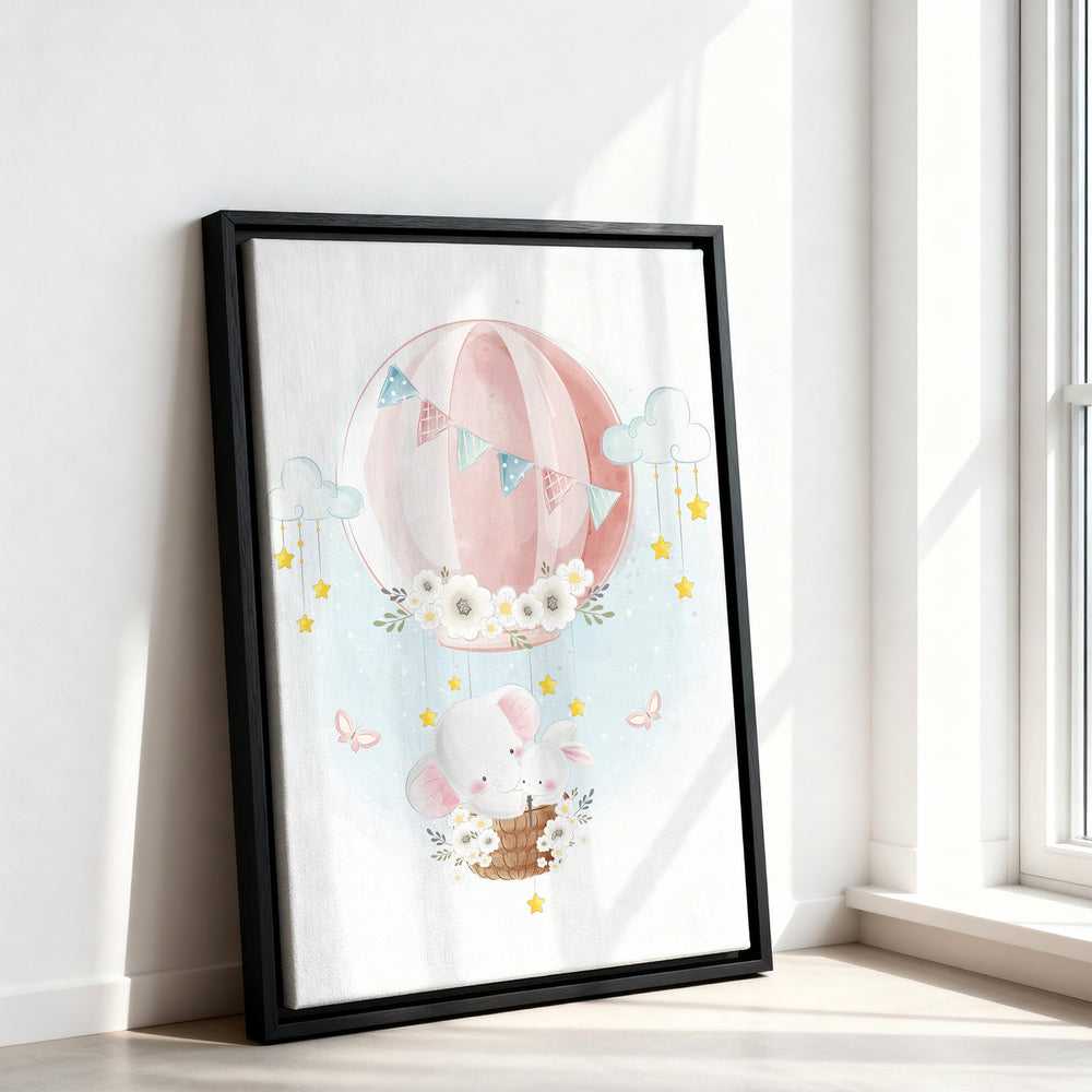 Le tableau accroché en situation dans un intérieur meublé.