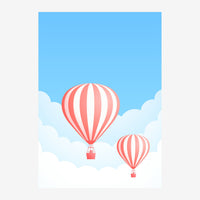 Deux ballons gonflables aux rayures rose et blanc flottent dans un ciel bleu parsemé de nuages blancs.