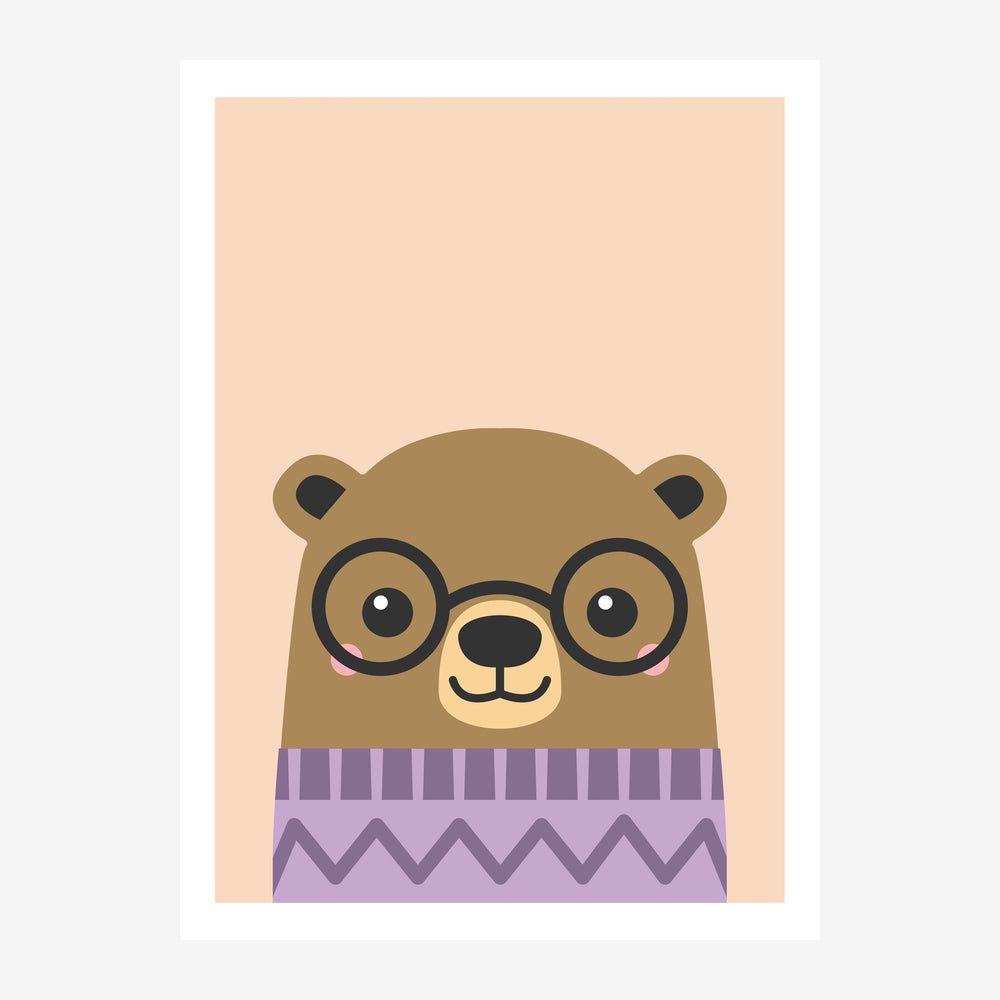 Portrait illustré d'un ours beige portant des lunettes rondes et un pull lilas à motifs géométriques, sur fond abricot clair.