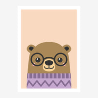 Portrait illustré d'un ours beige portant des lunettes rondes et un pull lilas à motifs géométriques, sur fond abricot clair.