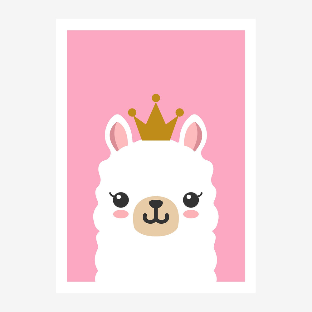 Un lama blanc au museau rond et aux oreilles pointues, portant une couronne dorée, souriant sur un fond rose uni.