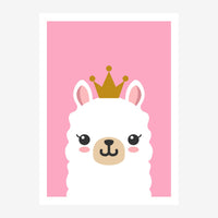 Un lama blanc au museau rond et aux oreilles pointues, portant une couronne dorée, souriant sur un fond rose uni.