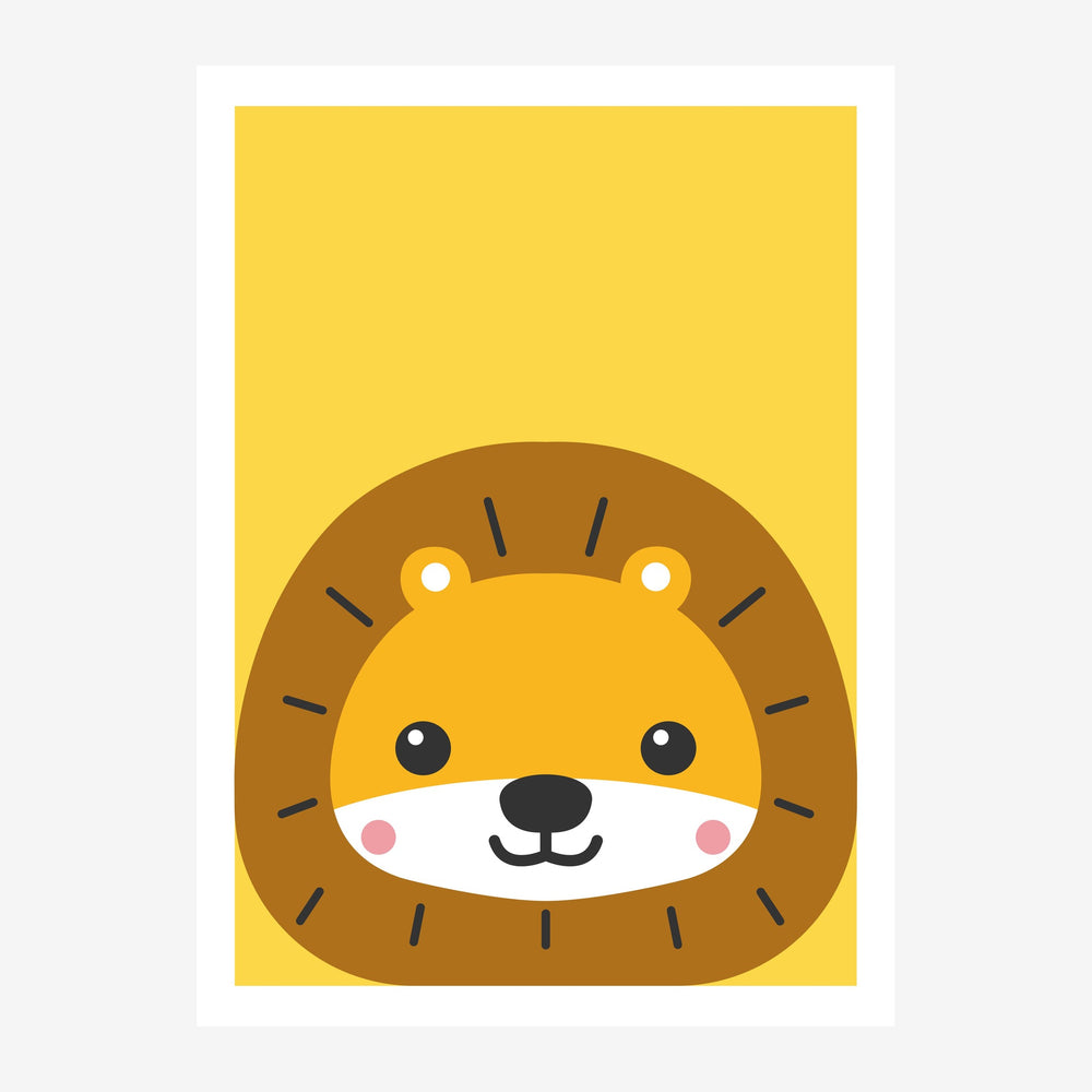 Portrait d'un lion stylisé au visage jaune souriant avec de grands yeux ronds et une crinière marron sur fond jaune vif.