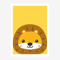 Portrait d'un lion stylisé au visage jaune souriant avec de grands yeux ronds et une crinière marron sur fond jaune vif.
