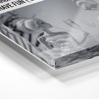 Gros plan de la matière : le tirage sous verre acrylique, tranche transparente visible.
