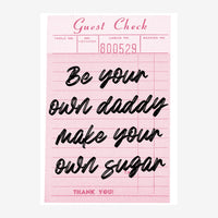 Affiche rose poudré imitant un ticket de restaurant, avec le texte « Be your own daddy make your own sugar » écrit en.