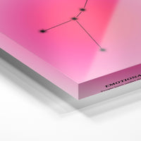 Gros plan de la matière : le tirage sous verre acrylique, tranche transparente visible.
