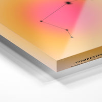 Gros plan de la matière : le tirage sous verre acrylique, tranche transparente visible.