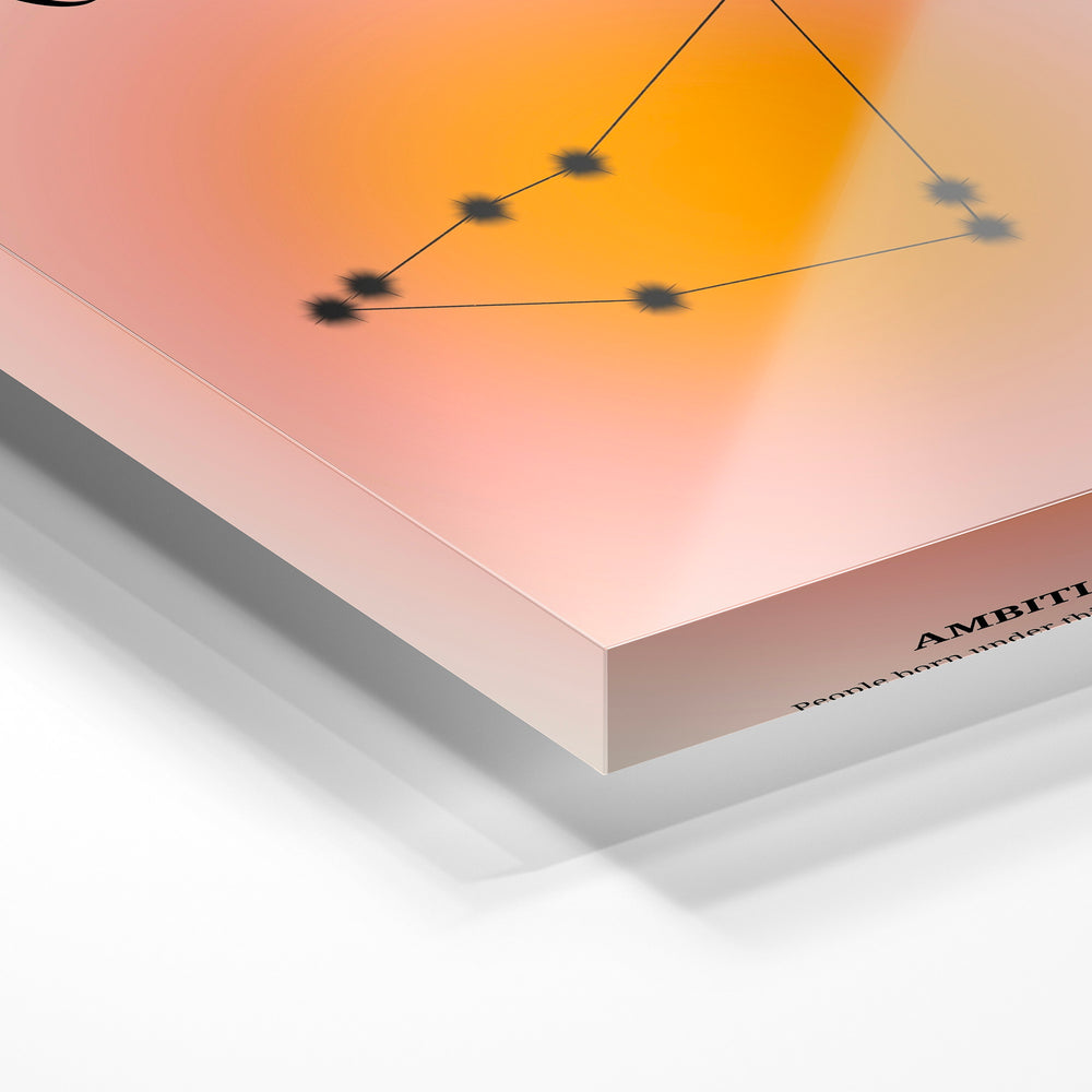 Gros plan de la matière : le tirage sous verre acrylique, tranche transparente visible.