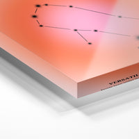Gros plan de la matière : le tirage sous verre acrylique, tranche transparente visible.