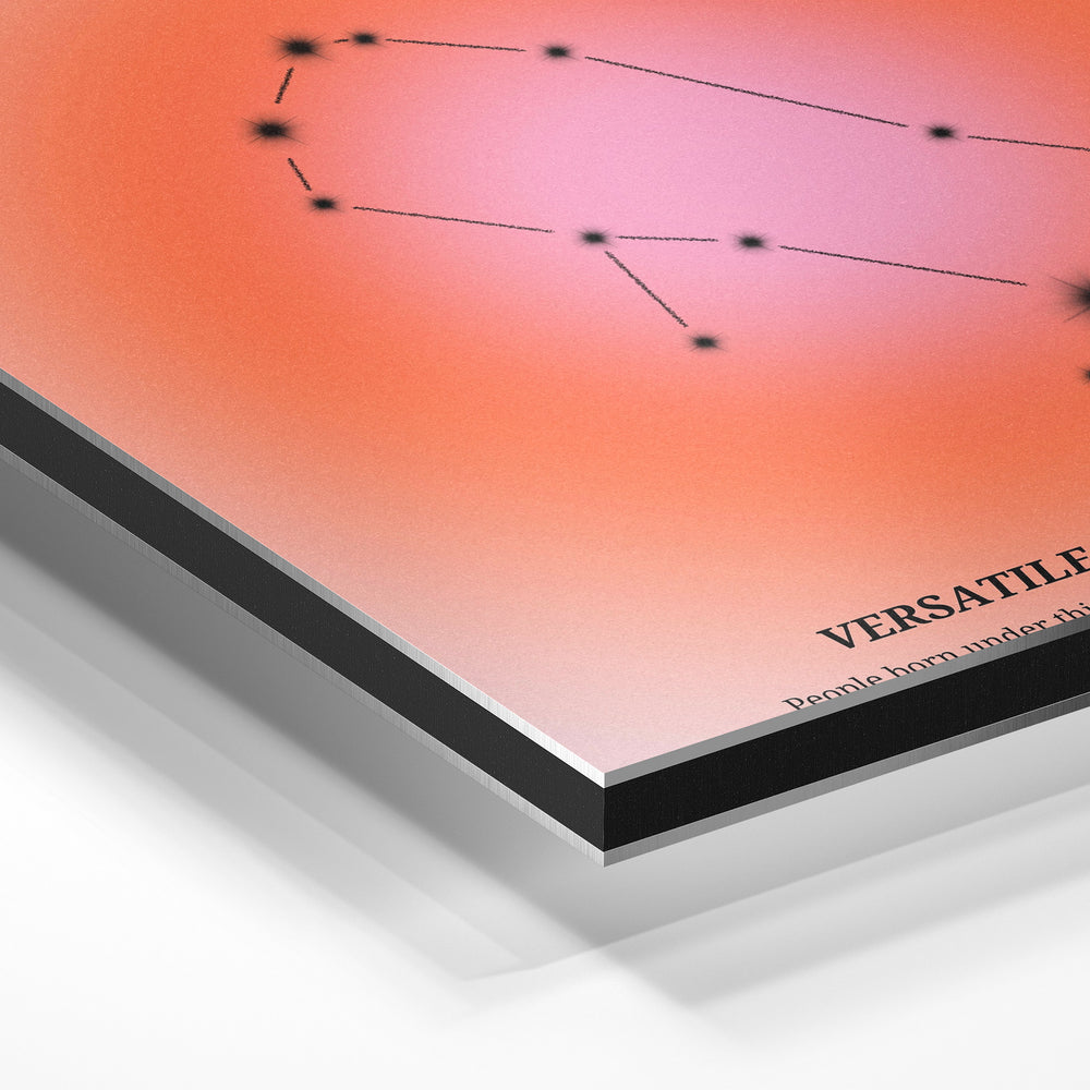 Gros plan de la matière : le tirage contrecollé sur aluminium Dibond mat, tranche visible.