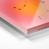Gros plan de la matière : le tirage sous verre acrylique, tranche transparente visible.