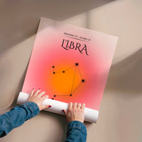 L'impression présentée en poster, sans encadrement, sur un mur neutre.