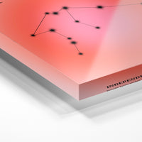 Gros plan de la matière : le tirage sous verre acrylique, tranche transparente visible.