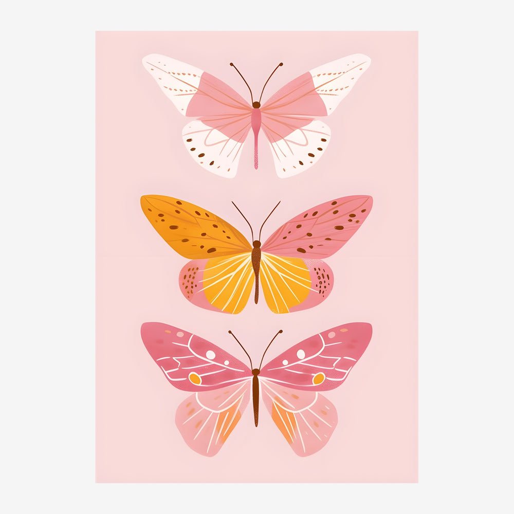 Trois papillons stylisés alignés verticalement sur fond rose : le premier blanc et rose poudré, le second orange et jaune.