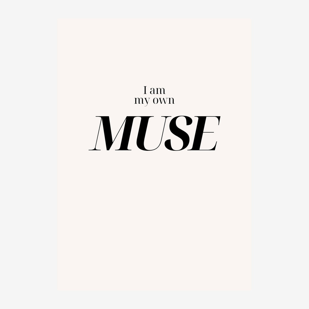 Affiche avec texte centré en typographie noire et grise sur fond beige clair : « I am my own Muse ».