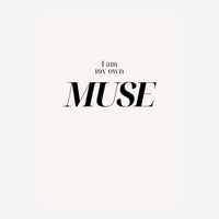 Affiche avec texte centré en typographie noire et grise sur fond beige clair : « I am my own Muse ».