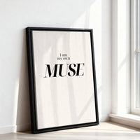 Le tableau accroché en situation dans un intérieur meublé.