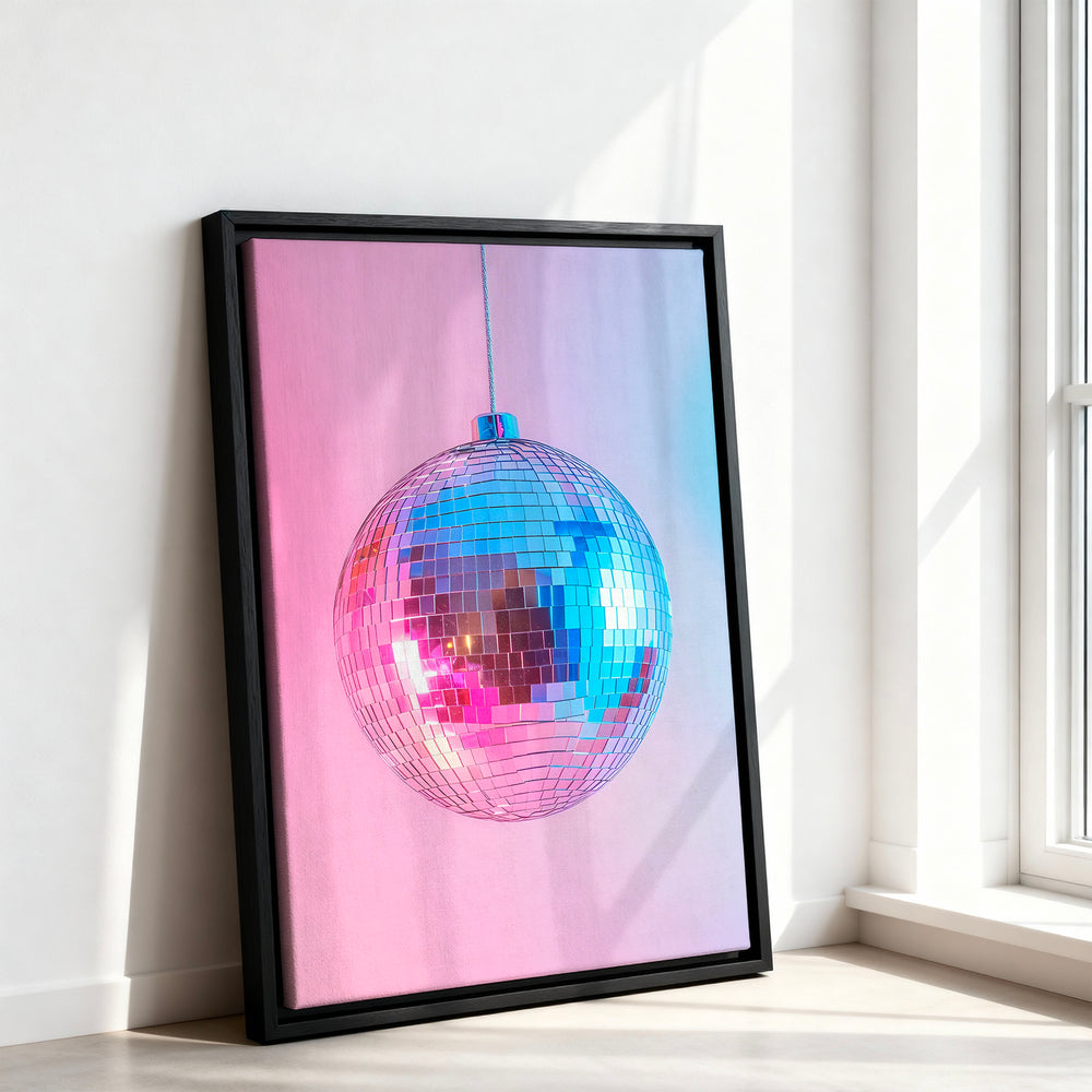 Le tableau accroché en situation dans un intérieur meublé.