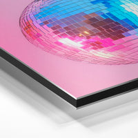 Gros plan de la matière : le tirage contrecollé sur aluminium Dibond mat, tranche visible.